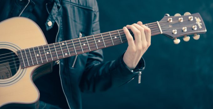 Spelar gitarr